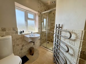 Master En-Suite - click for photo gallery